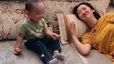 相差20岁的姐弟俩，弟弟东西说给就给姐姐吃，太有爱了！