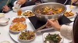 女子做饭来招待客人，自己却在厨房吃米饭配咸菜