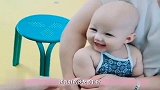 萌宝一脸信任的笑容，结果还是被护士扎针，接下来宝宝反应笑喷了