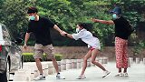 当看到女孩阻止哥哥酒驾，路人：我来送你们吧
