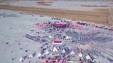 东北人最爱凿冰捕鱼，一次就是几千条，够冬眠用了