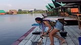 脾气暴躁的大鱼，把美女气懵了！