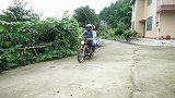 四川方言：老表跑摩的拉客，套路幺妹儿要两百，被大爷给揭穿了！
