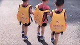 家有三胞胎儿子，每次上学都是手牵手，真是太有爱了