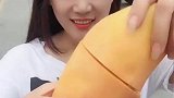 美女吃芒果的样子虽然很埋汰，但这吃法一看就是个高手