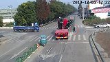 太吓人 满载玻璃的大货车突然倾斜 过路行人瞬间被掩埋