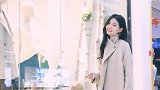 慢镜头下穿风衣的小姐姐，这气质太迷人了，像是仙女下凡