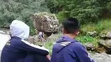 熊孩子玩石头，令人难过的惊险瞬间