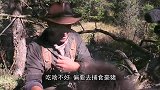 男子徒手给野狼洗澡，不料野狼发难，一口咬住男子的手！