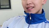 新来一个同桌  我在埋头写作业 突然我的水被他拿去喝  我投头一看  算了不生气了帅哥 校园生活