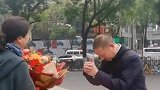他寻找近50年，找到当年帮他垫付医药费的恩人