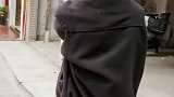 妹妹刚睡醒朦朦胧胧的要去找哥哥，结果摔了跟头，疼妹妹到骨子里的哥哥小心翼翼摸着，问妹妹哪里疼，手足情深