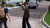 蔡徐坤豹纹衫搭配黑色阔腿裤，行走如风，帅气中带点不羁