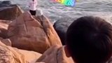 给小男孩点赞！萌娃喊话看海游客不要想不开   暖心 可爱