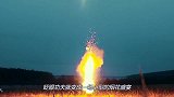 将1000根仙女棒点燃扔进水中，会有什么反应？真是大开眼界