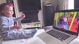 宝宝在电脑上看到自己的视频，这反应太可爱了