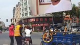 女子骑被撬锁的共享单车，遇到厂家员工，结果有点尴尬。