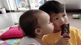 妹妹那样偷吃哥哥的雪糕，下一秒第二口偷吃画面一出，笑喷无数人