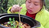 胖妹做的牛肉砂锅又香又辣，大冷天来上1锅，浑身冒汗真痛快