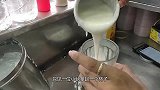 印度“特制”饮料，放入花生粉一起搅拌，5块钱1杯顾客抢着买！