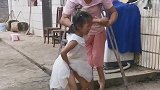 女儿不小心摔跤后大哭，残疾妈妈拄着拐杖咬牙抱起孩子