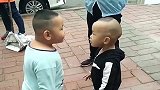 江苏两个小屁孩街头吵架，下一秒小个子怂了