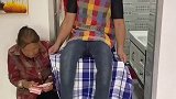 原来小伙子是这样逗奶奶开心的