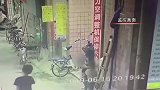 玩耍时抱拉1.4米高氧气瓶 男童被砸重伤