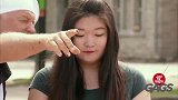 假装把手枪放进了微波炉，路人非常害怕