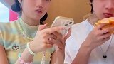 要纸巾擦嘴巴，没想到女友直接上手