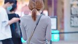 青岛街拍，实拍青岛最时尚的街区，纤纤细腰的美女真多