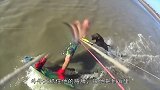 男子冲浪正嗨，突然被大狗扑倒，手臂连缝18针