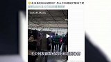 蔡徐坤保镖用强光驱赶粉丝，拿亲妈守护的偶像，就换来这个结果