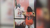 篮球-17年-俏皮可爱！流行歌手卡米拉穿23号战袍致敬乔丹-新闻