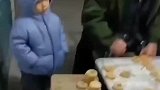 两岁萌娃指挥80岁姥爷下象棋