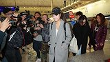 避走国外8个月后，黄心颖返港见记者落泪