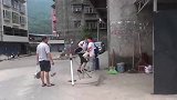 小厨回农村准备农忙，老妈下厨做麻辣炒鸡，一家人团聚真开心！