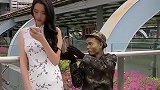 铜人小哥太调皮了，居然趁着妹子看手机入迷时，把她的包偷走！