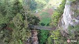 贵州深山一悬崖上的百年木桥，至今没人敢走，是如何修建的？