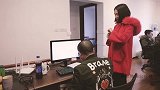 男同事竟在办公室让美女下属对他做这种事，还好美女没同意!