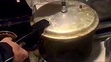 小伙竟敢强行打开高压锅，一旁观看的我都愣住了！