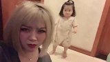 混血女儿的精力真足，半夜还在蹦迪呢