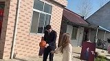 伴郎投篮进不了，众人一看不断起哄