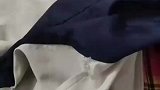 初中生故意穿错同桌校服，让妈妈帮忙缝补洗净