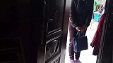 女子“讨钱”，被拍视频后又走了