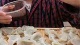 吃饺子配糖蒜，这一看就是讲究人家的吃法