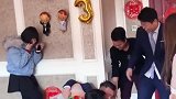 新郎有点紧张，主要这伴郎太漂亮