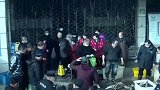 浙江海宁：3000多斤活鱼街头叫卖，众人抢着买，原因太感动