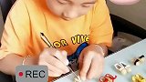 男孩巧手用花生壳做鞋，这么多鞋，你看上哪双了？