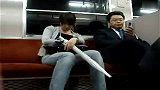 搞笑-20120321-列车上的睡姿